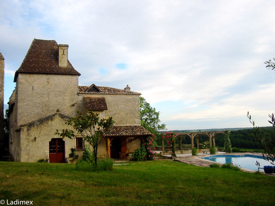 Chapelle, auvent et pergola